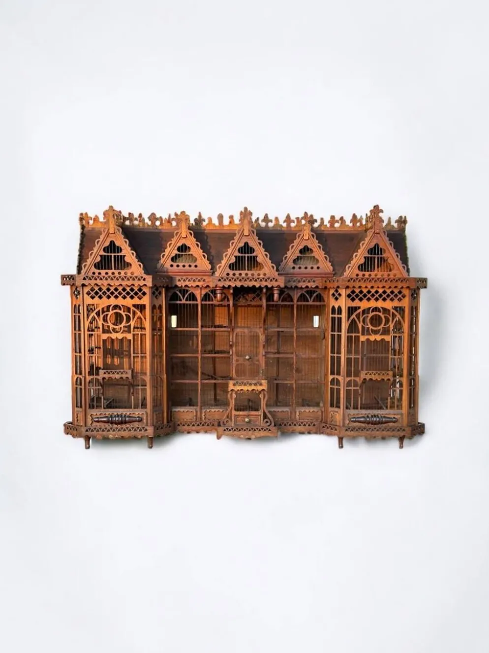 Importante cage à oiseaux - volière figurant une maison début xxème l 158 cm