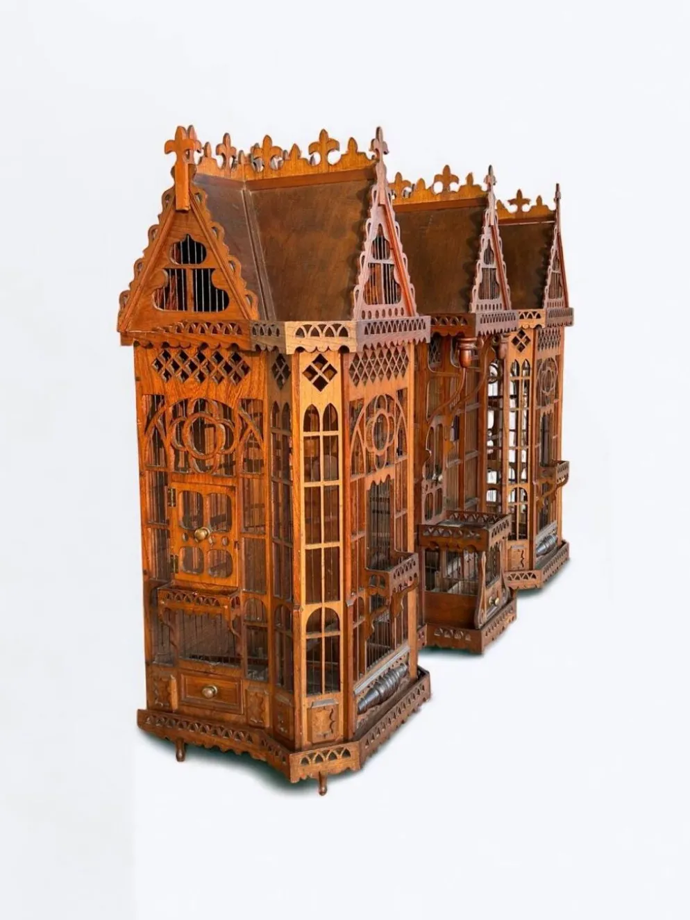 Importante cage à oiseaux - volière figurant une maison début xxème l 158 cm