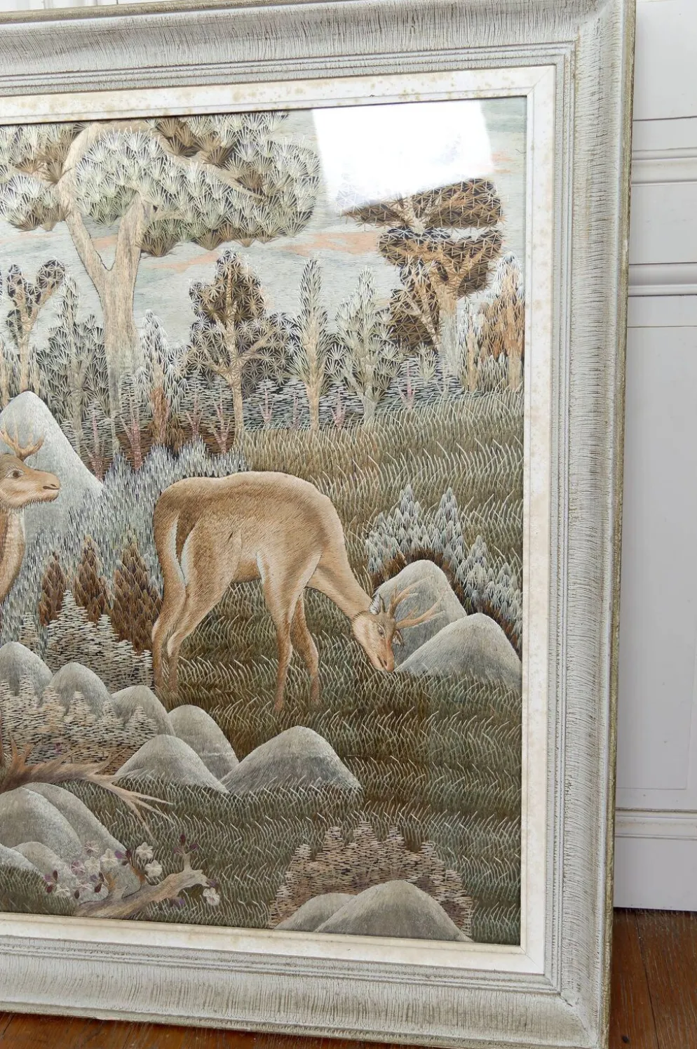 Importante tenture Indochinoise brodée de Soie, Cerfs en forêt, vers 1940