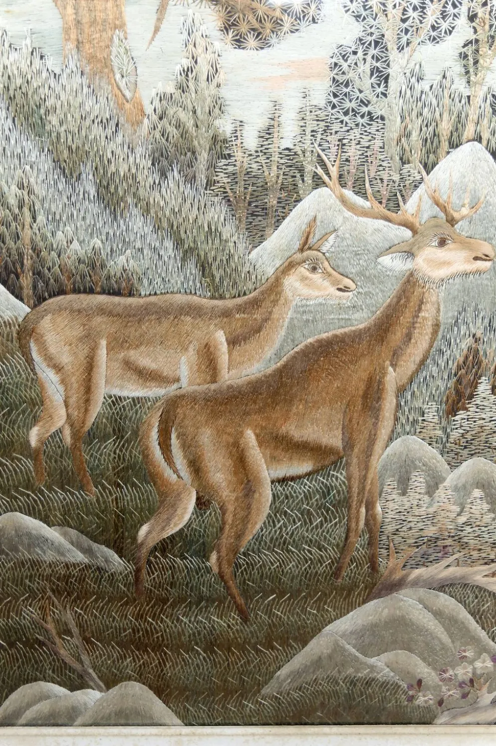 Importante tenture Indochinoise brodée de Soie, Cerfs en forêt, vers 1940