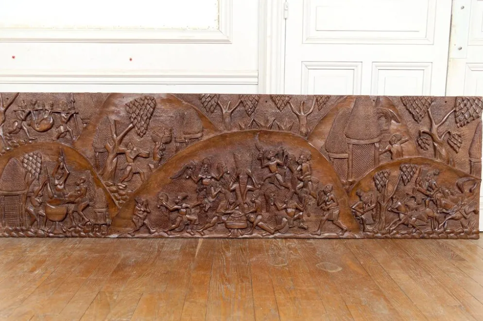 Important Panneau Monoxyle, Bas-Relief Bamoun, Cameroun, Circa 1960