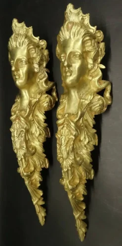 Imposante paire d'ornements aux espagnolettes style Régence - bronze doré