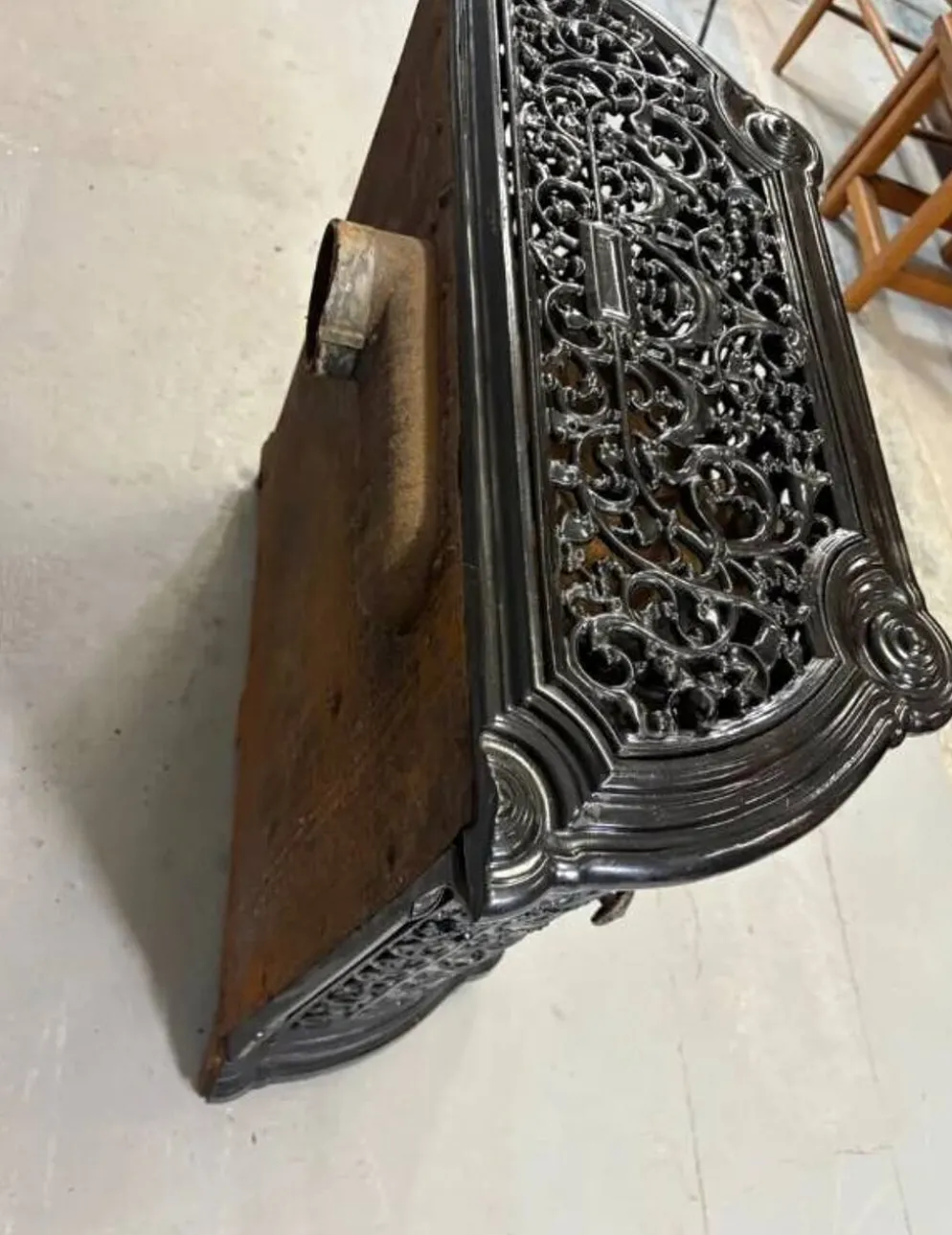 Insert de cheminée décoratif antique en fonte ornée noire style français des années 1900