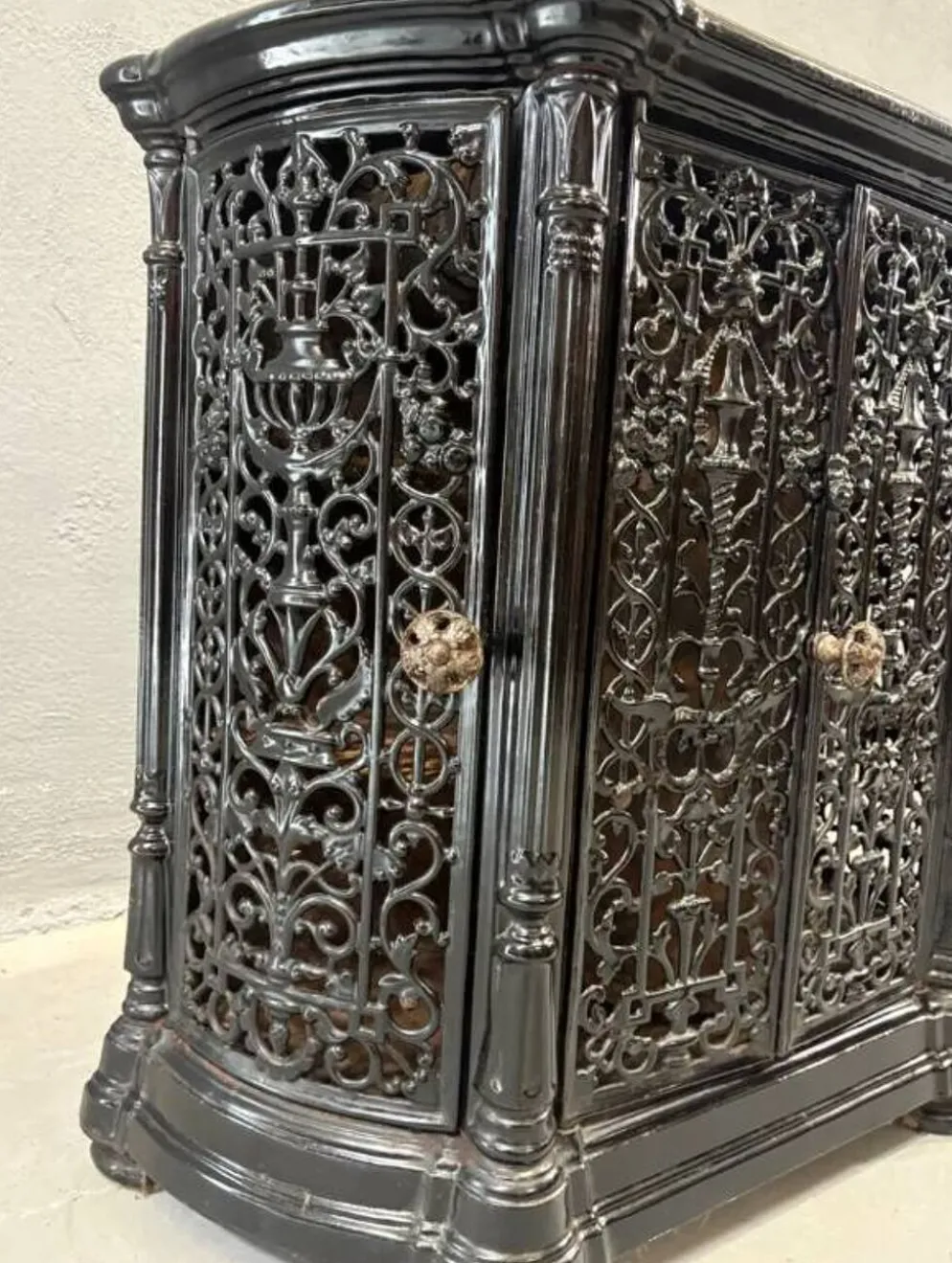 Insert de cheminée décoratif antique en fonte ornée noire style français des années 1900
