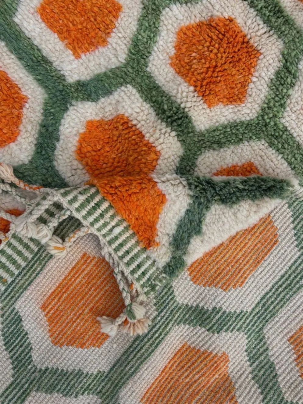 Izi-tapis marocain sur mesure – design artistique vert et orange
