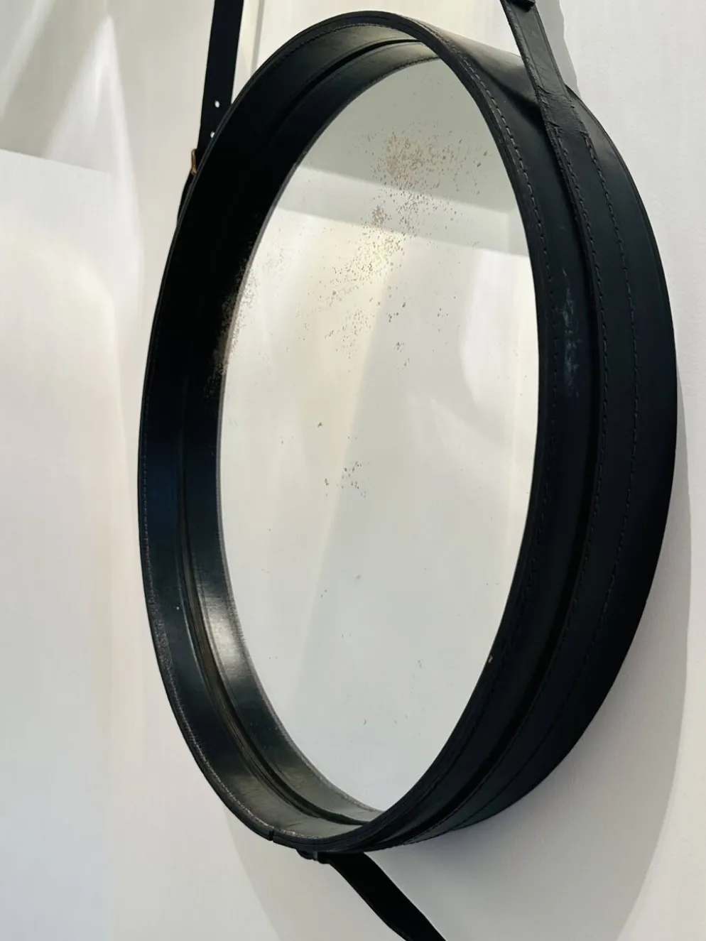 Jacques Adnet paire de miroirs circulaires cuir et laiton