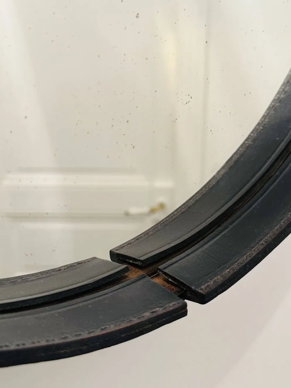 Jacques Adnet paire de miroirs circulaires cuir et laiton
