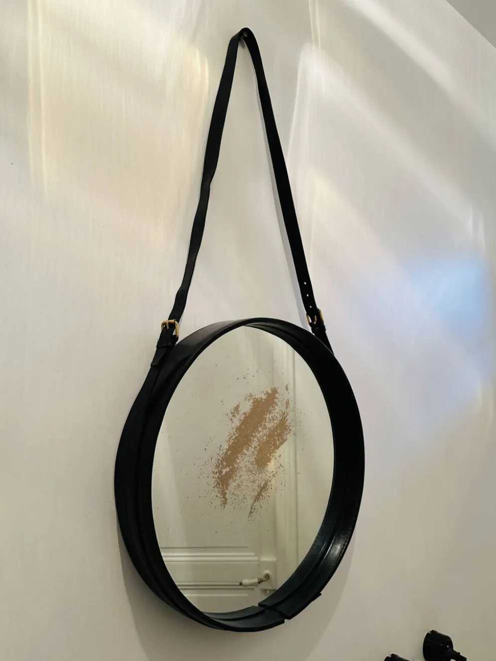 Jacques Adnet paire de miroirs circulaires cuir et laiton