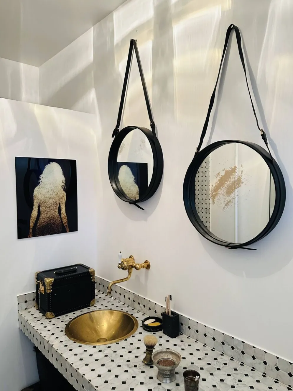 Jacques Adnet paire de miroirs circulaires cuir et laiton