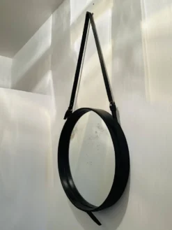 Jacques Adnet paire de miroirs circulaires cuir et laiton