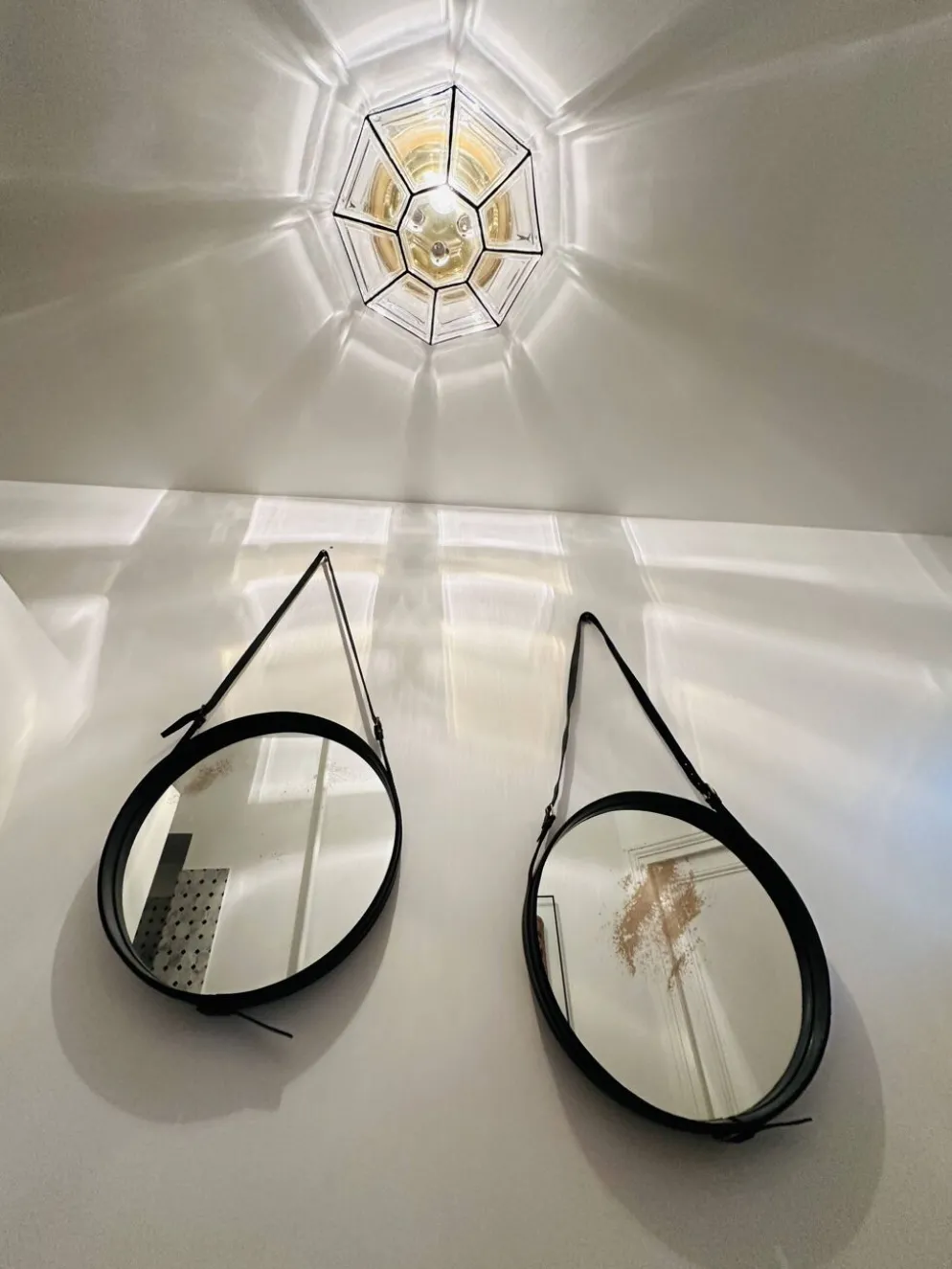 Jacques Adnet paire de miroirs circulaires cuir et laiton