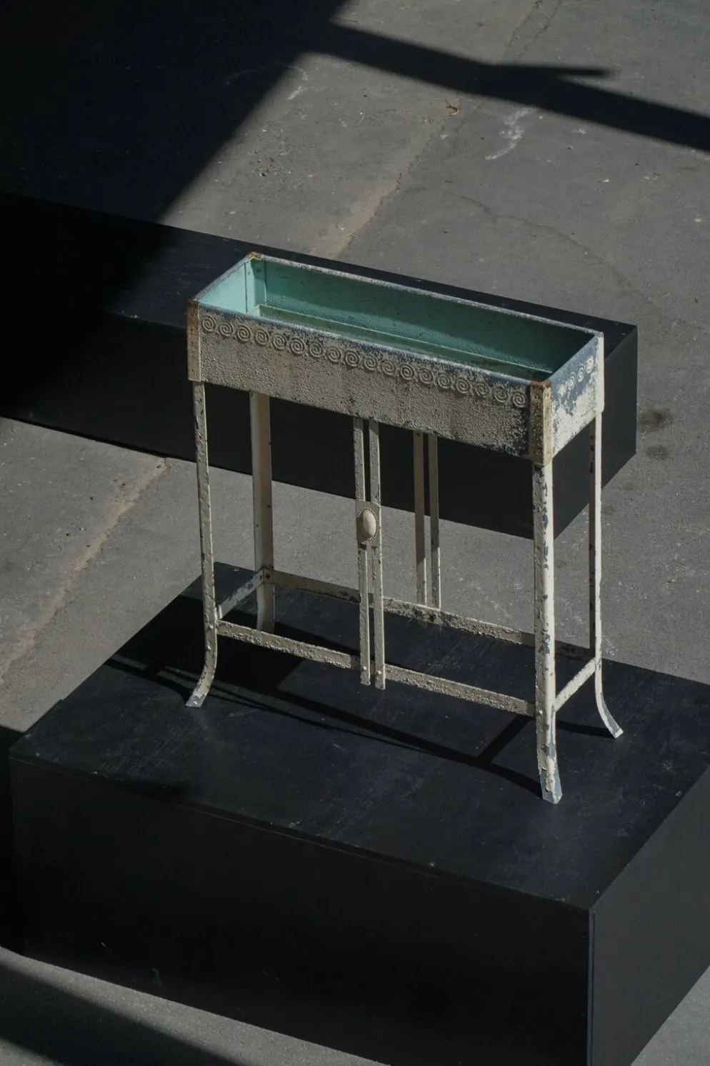 Jardinière en métal peint sur pied, Art of Vintage, années 1920