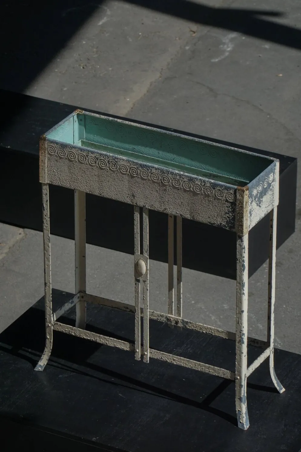 Jardinière en métal peint sur pied, Art of Vintage, années 1920