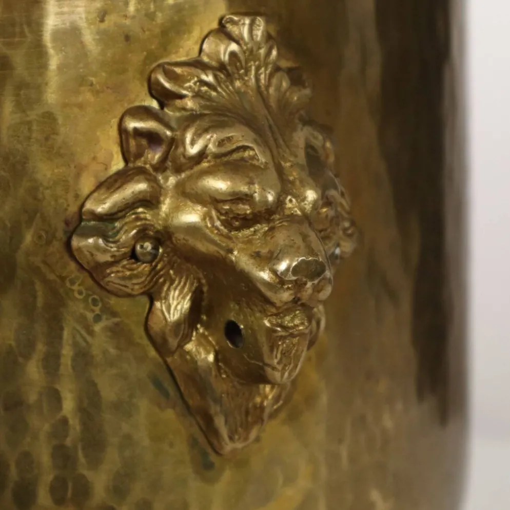 Jardinière/Planteur en laiton martelé avec têtes de lion