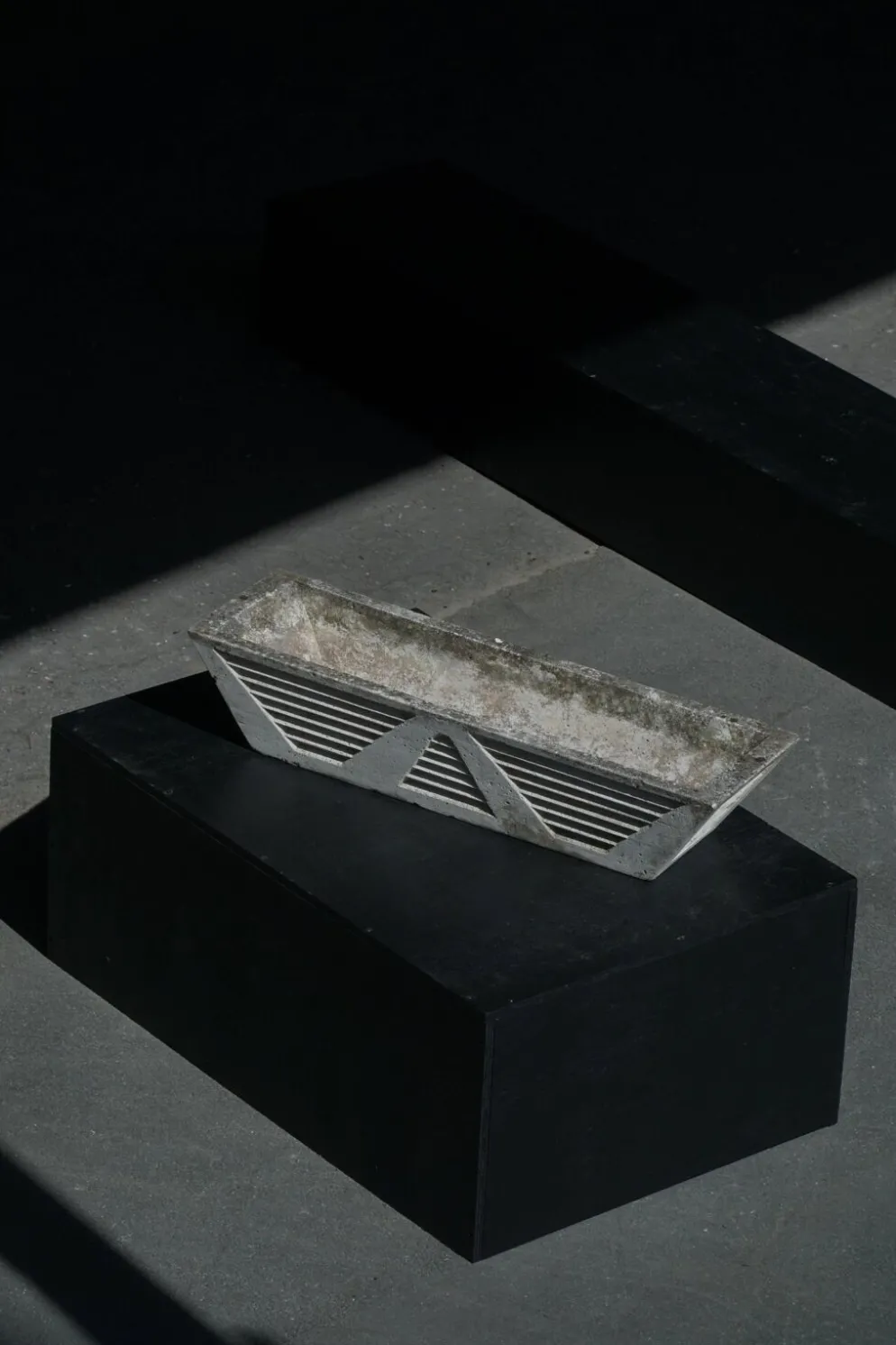 Jardinière rectangulaire en béton moulé, art déco français, années 1940