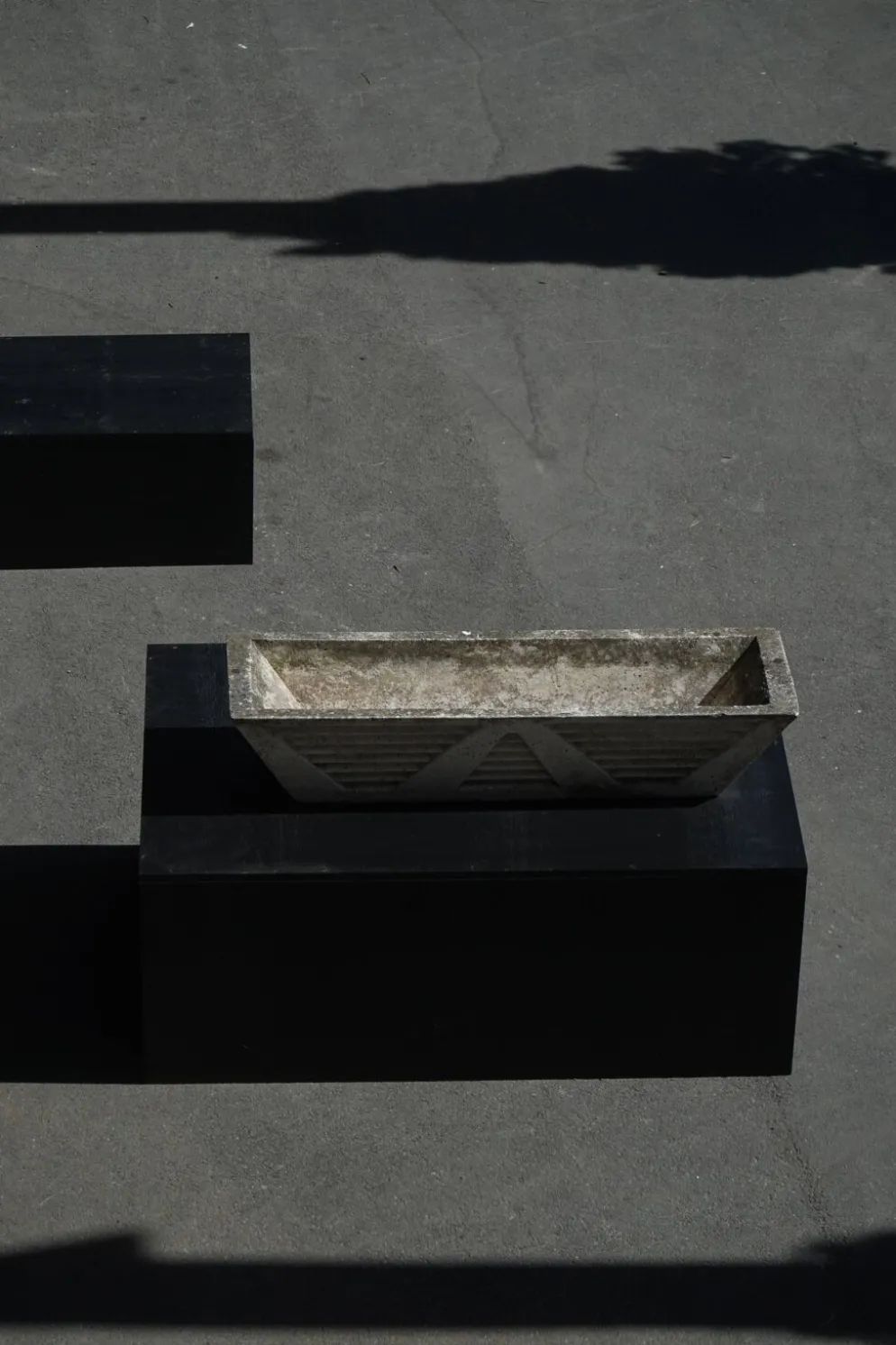 Jardinière rectangulaire en béton moulé, art déco français, années 1940