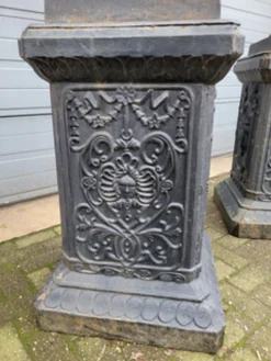 2 jardinières en fonte sur piédestal