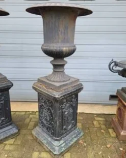 2 jardinières en fonte sur piédestal
