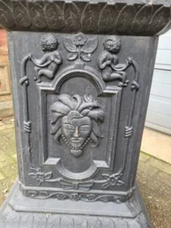 2 jardinières en fonte sur piédestal