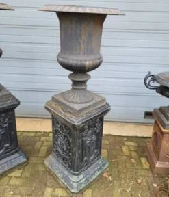 2 jardinières en fonte sur piédestal
