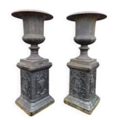 2 jardinières en fonte sur piédestal