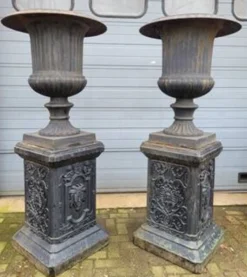 2 jardinières en fonte sur piédestal