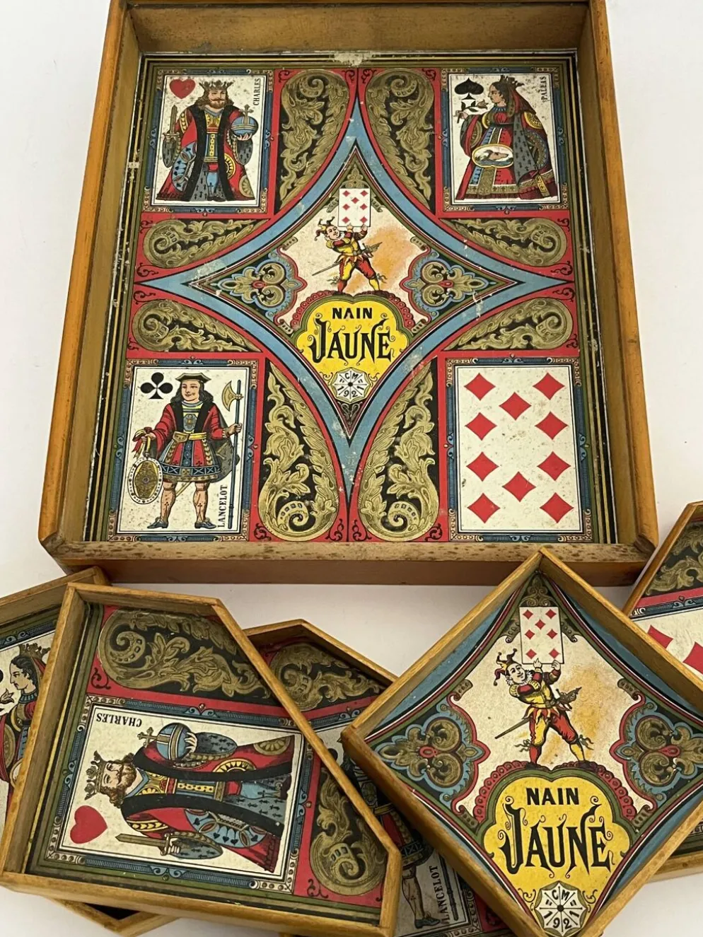 Jeu ancien de nain jaune avec ses jetons en os