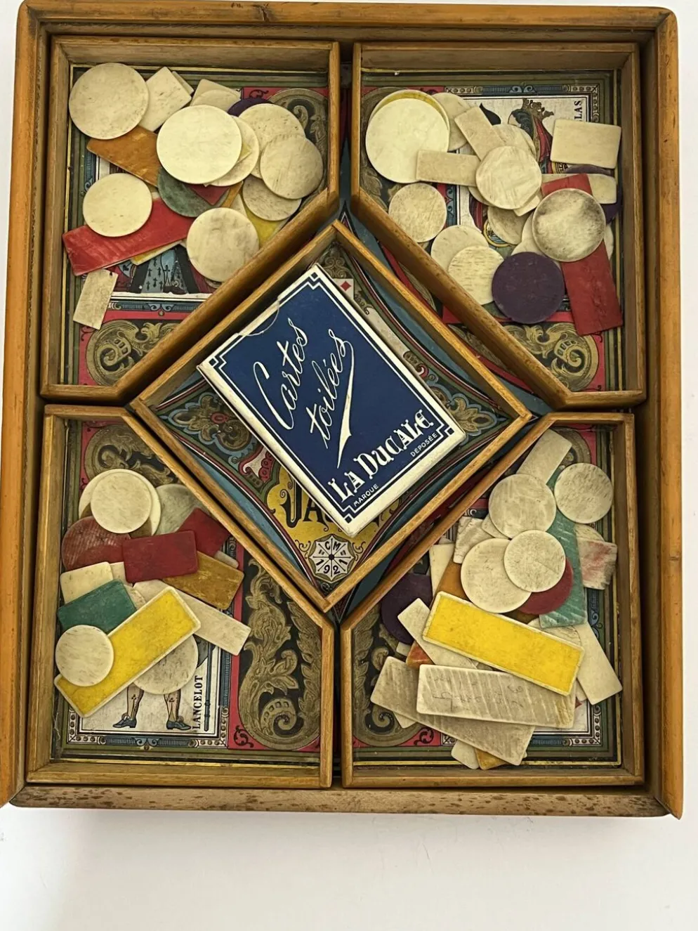 Jeu ancien de nain jaune avec ses jetons en os