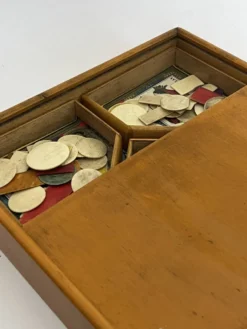 Jeu ancien de nain jaune avec ses jetons en os