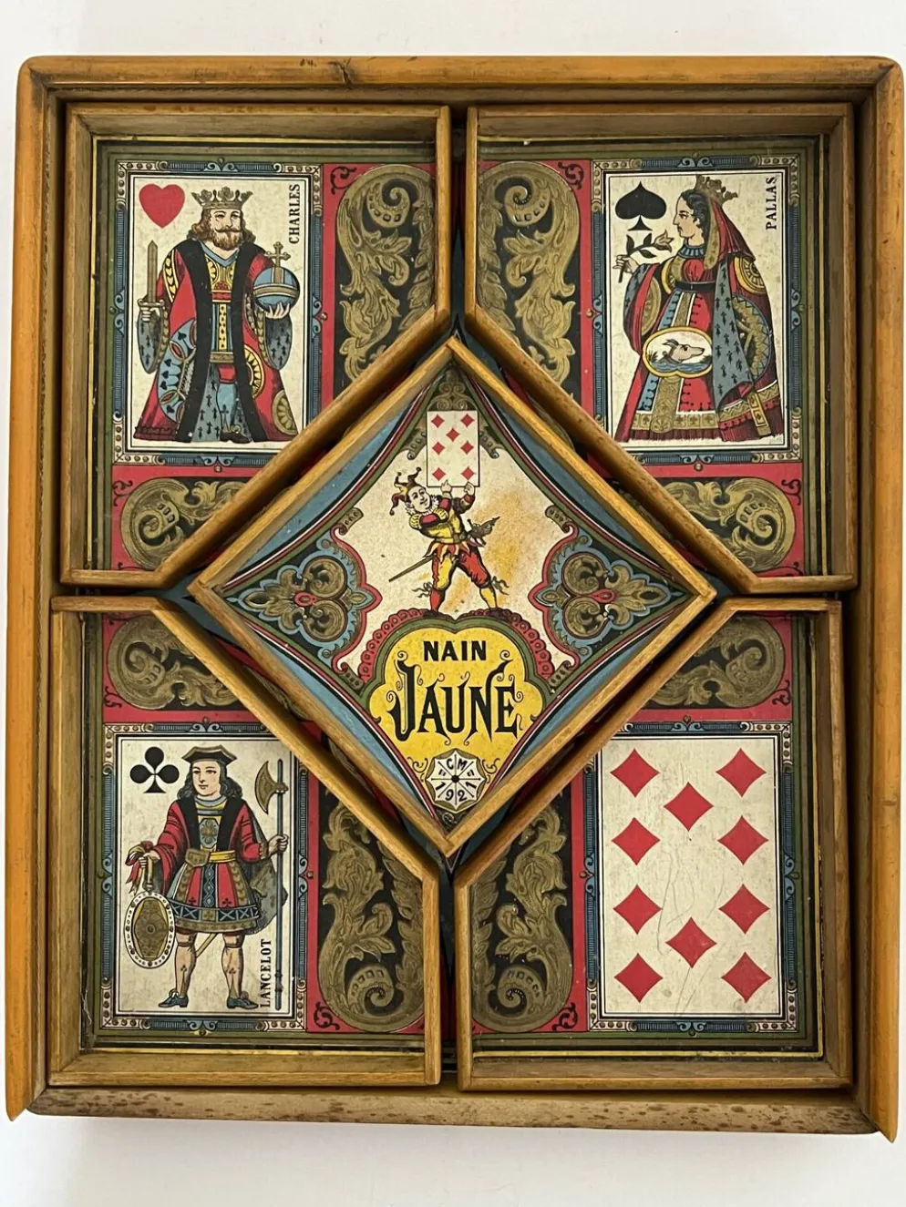 Jeu ancien de nain jaune avec ses jetons en os
