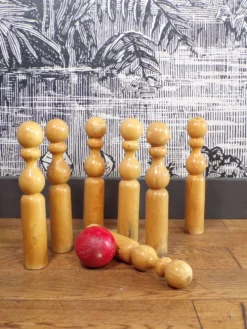 Jeu ancien de quilles en bois