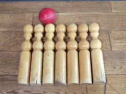 Jeu ancien de quilles en bois