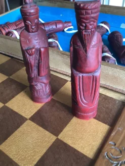 Jeu échec en bois vers les années 1960 dimensions : longueur -47,5 cm-