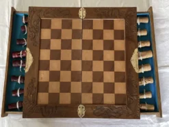 Jeu échec en bois vers les années 1960 dimensions : longueur -47,5 cm-