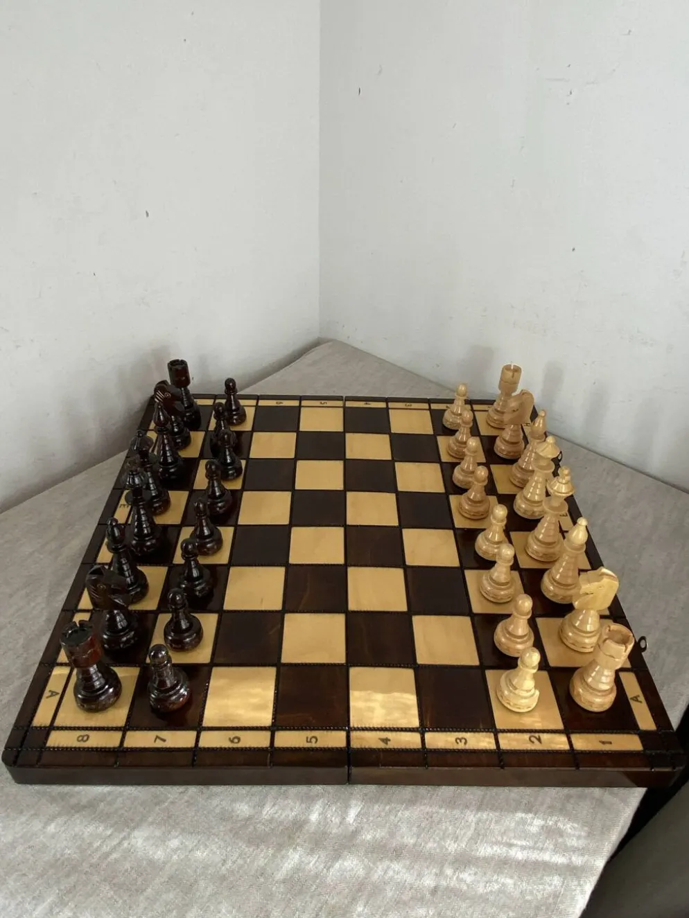 Jeu d’échec avec plateau et pièces en bois