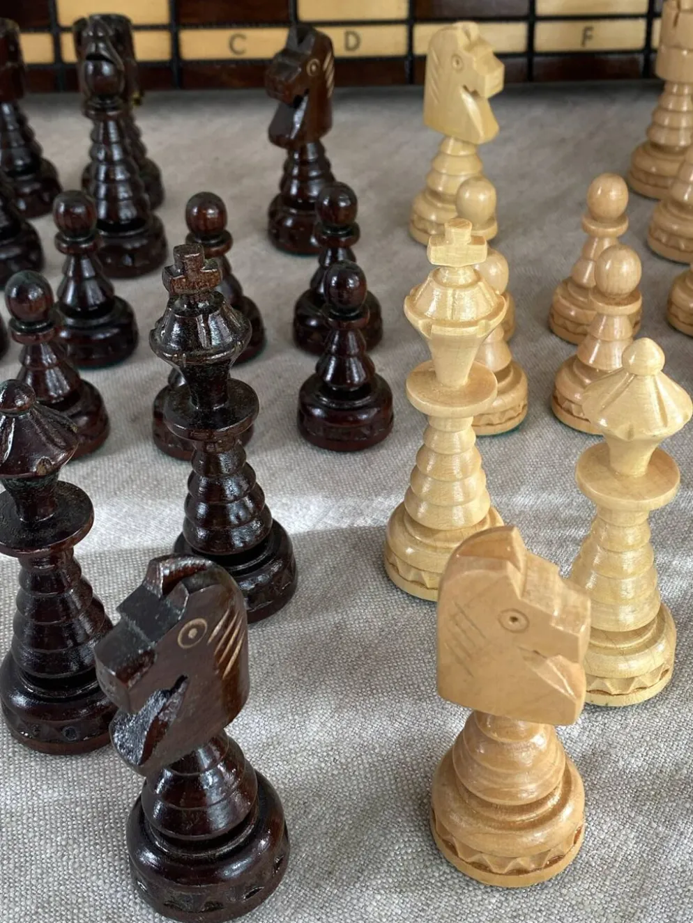Jeu d’échec avec plateau et pièces en bois