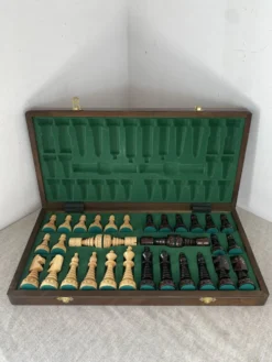 Jeu d’échec avec plateau et pièces en bois