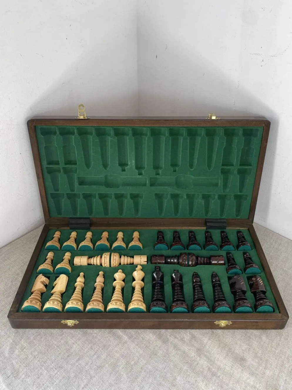 Jeu d’échec avec plateau et pièces en bois