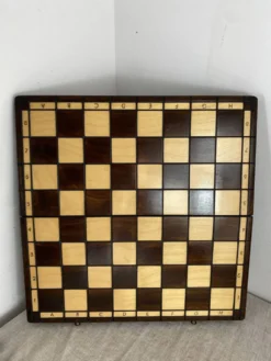 Jeu d’échec avec plateau et pièces en bois