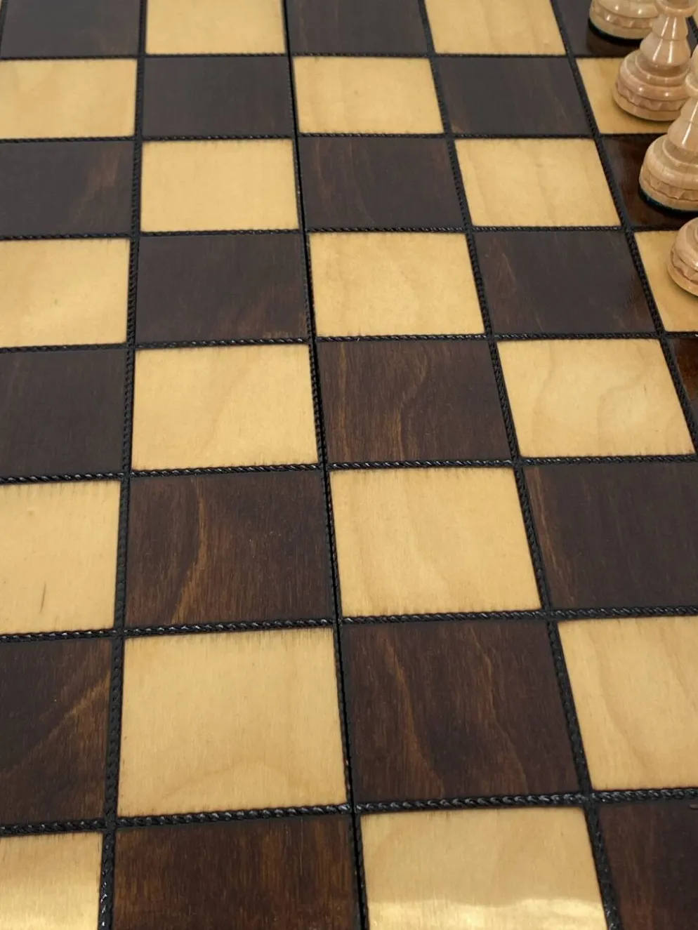 Jeu d’échec avec plateau et pièces en bois