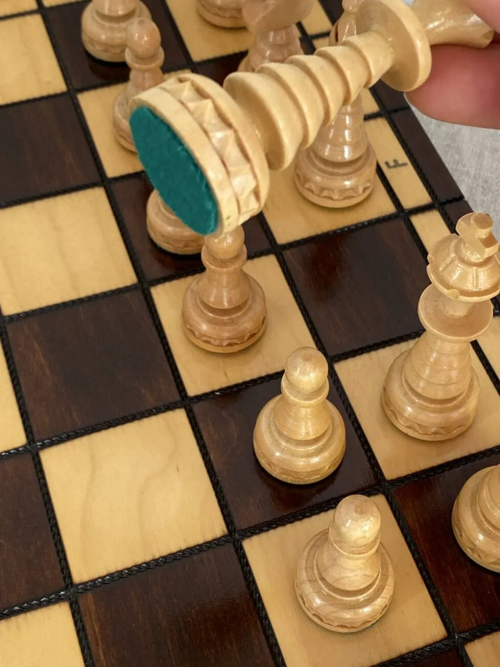 Jeu d’échec avec plateau et pièces en bois