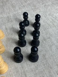 Jeu d’échec en bois sculpté