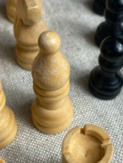 Jeu d’échec en bois sculpté
