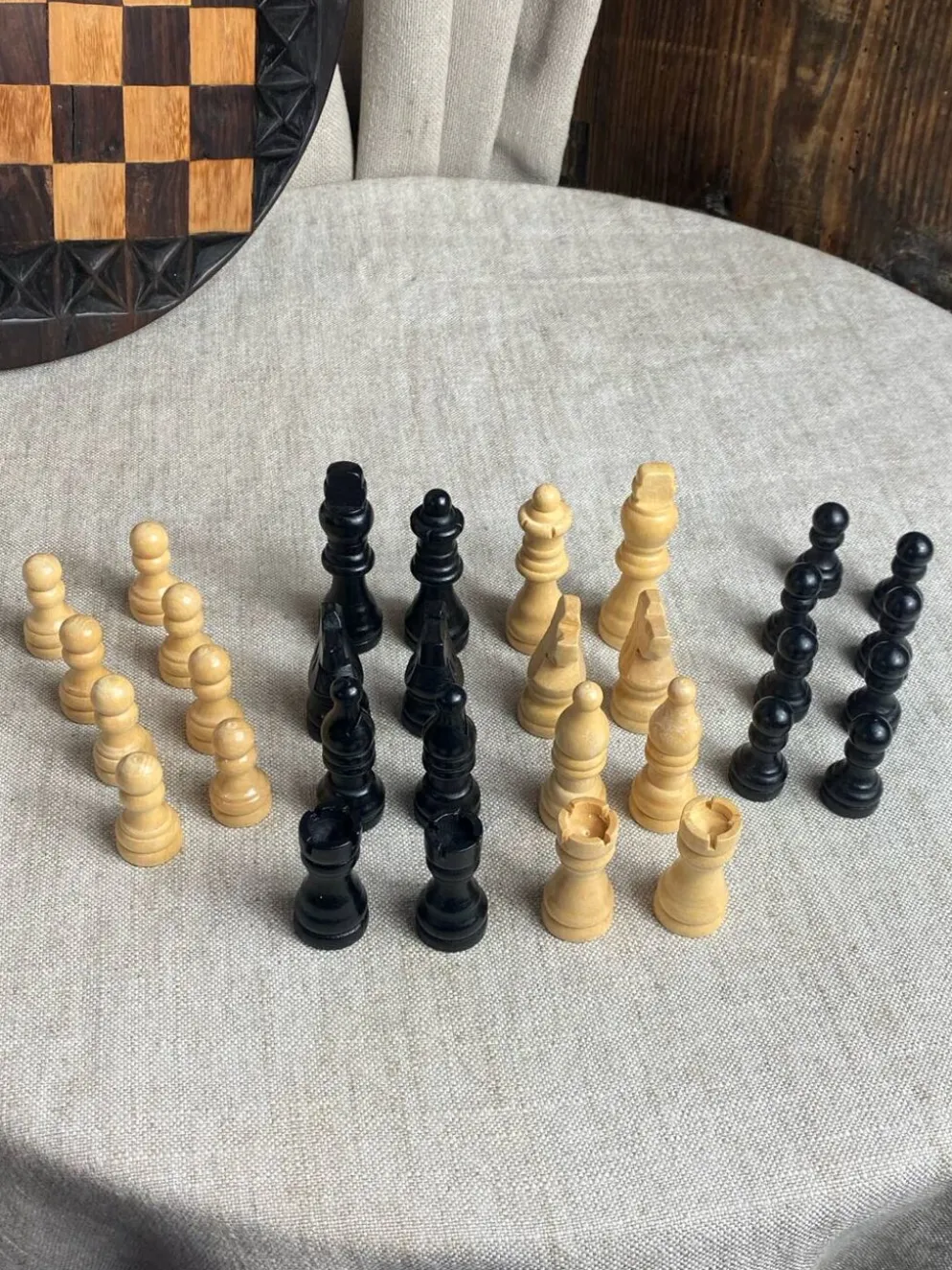 Jeu d’échec en bois sculpté