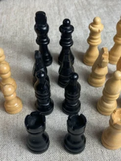 Jeu d’échec en bois sculpté