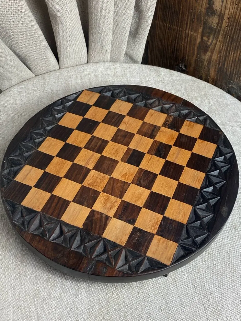 Jeu d’échec en bois sculpté