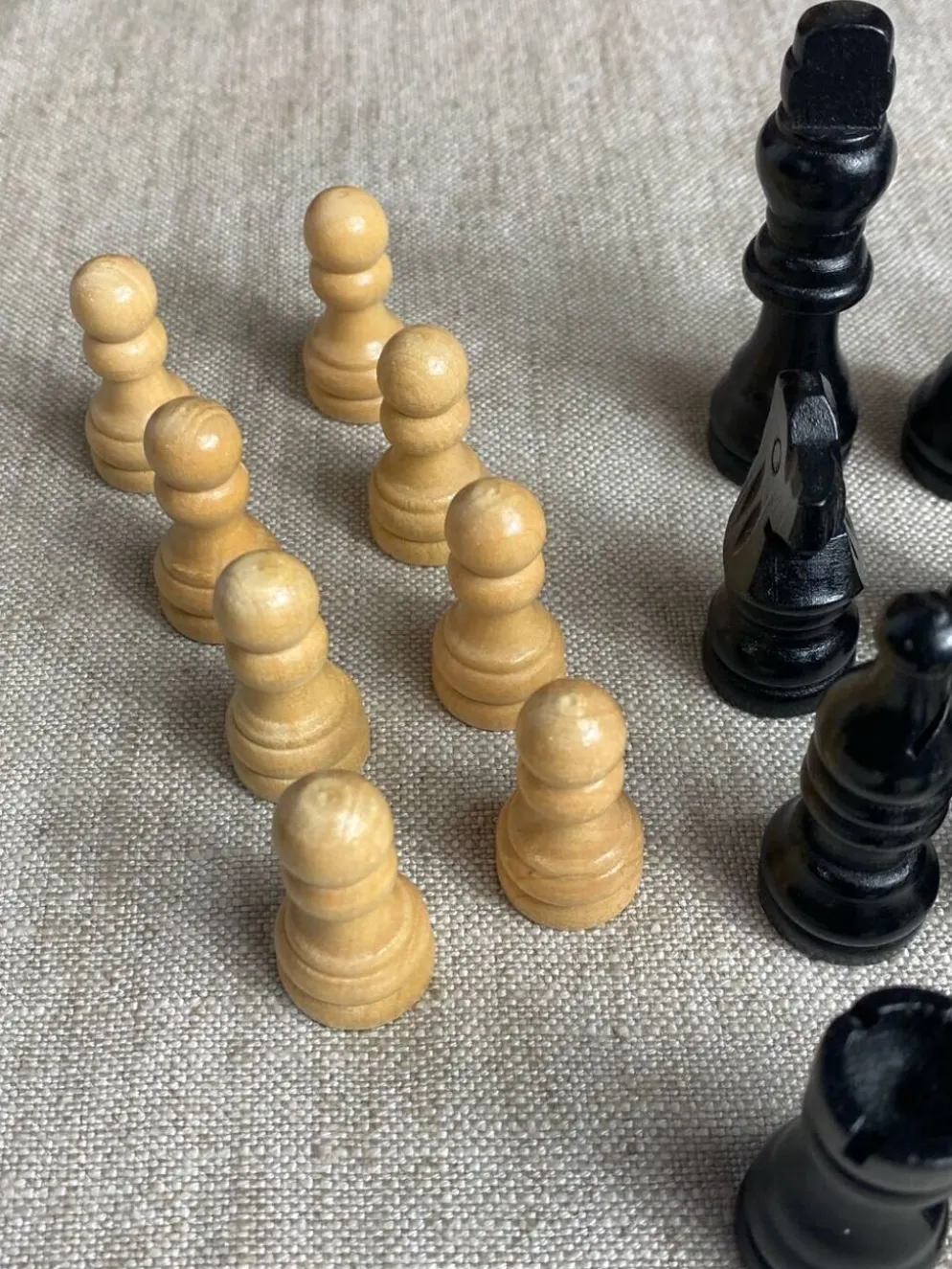 Jeu d’échec en bois sculpté