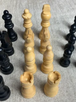 Jeu d’échec en bois sculpté