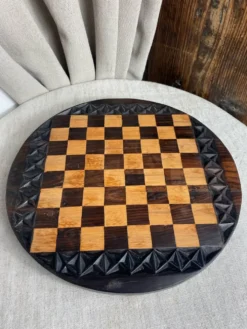 Jeu d’échec en bois sculpté