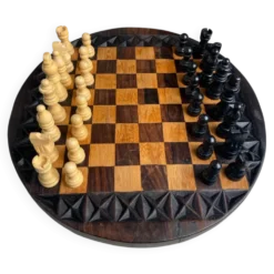 Jeu d’échec en bois sculpté